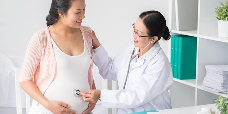 Mẹ bầu thực hiện khám thai định kỳ